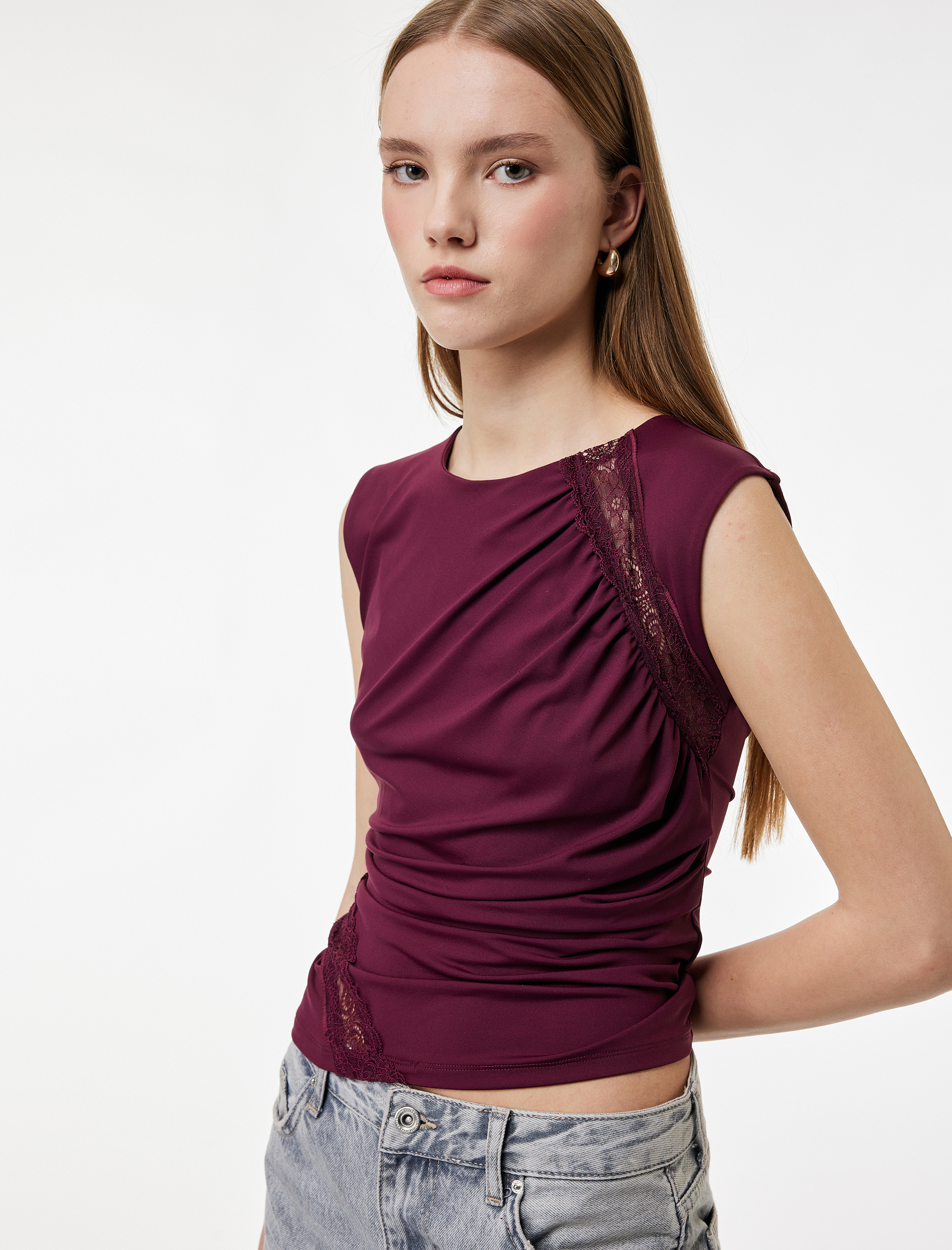   Slim Fit Kayık Yuvarlak Yaka Dantel Detaylı Kolsuz Bluz