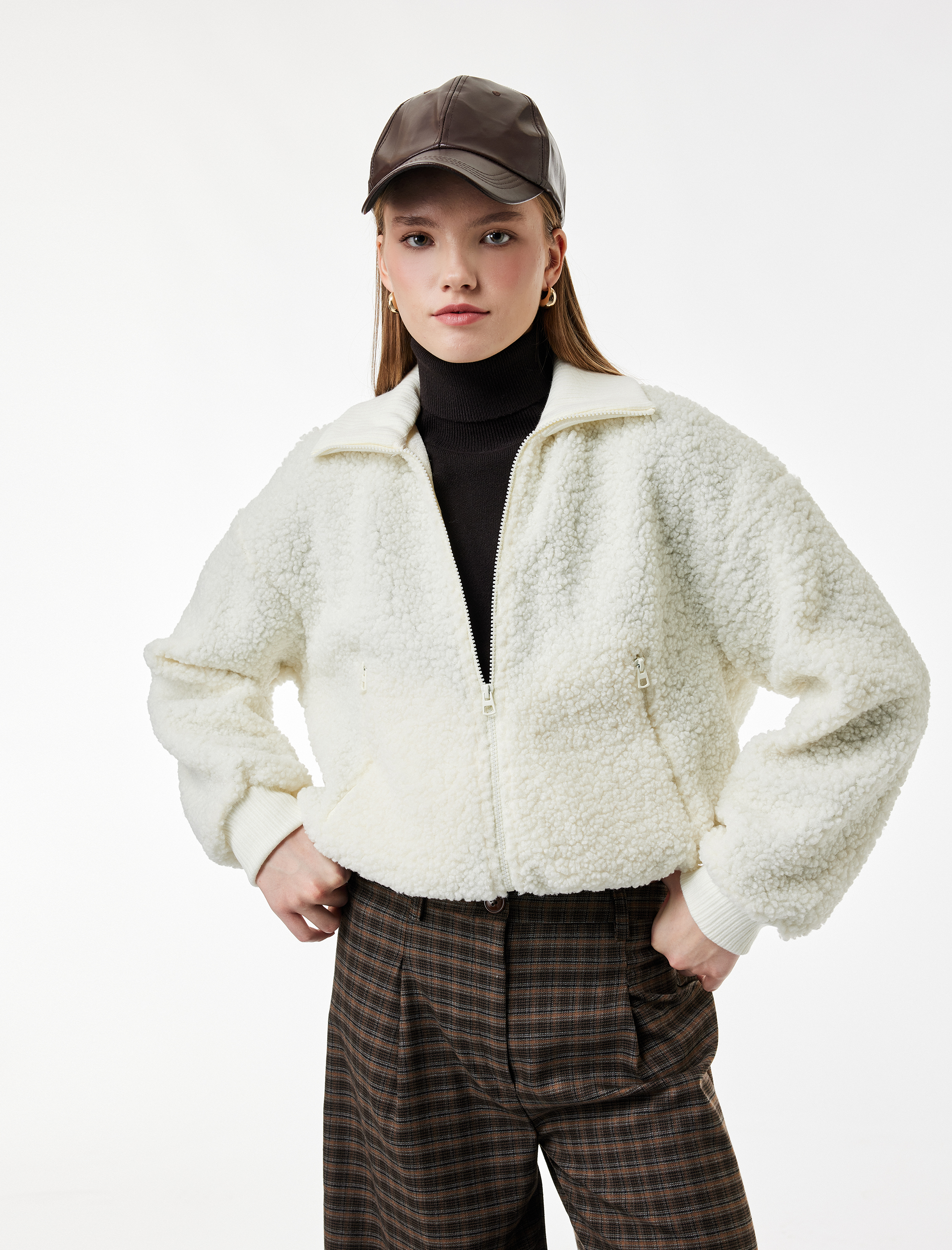   Rahat Kalıp Arkası Nakış Detaylı Cepli Uzun Kollu Fermuarlı Crop Peluş Ceket