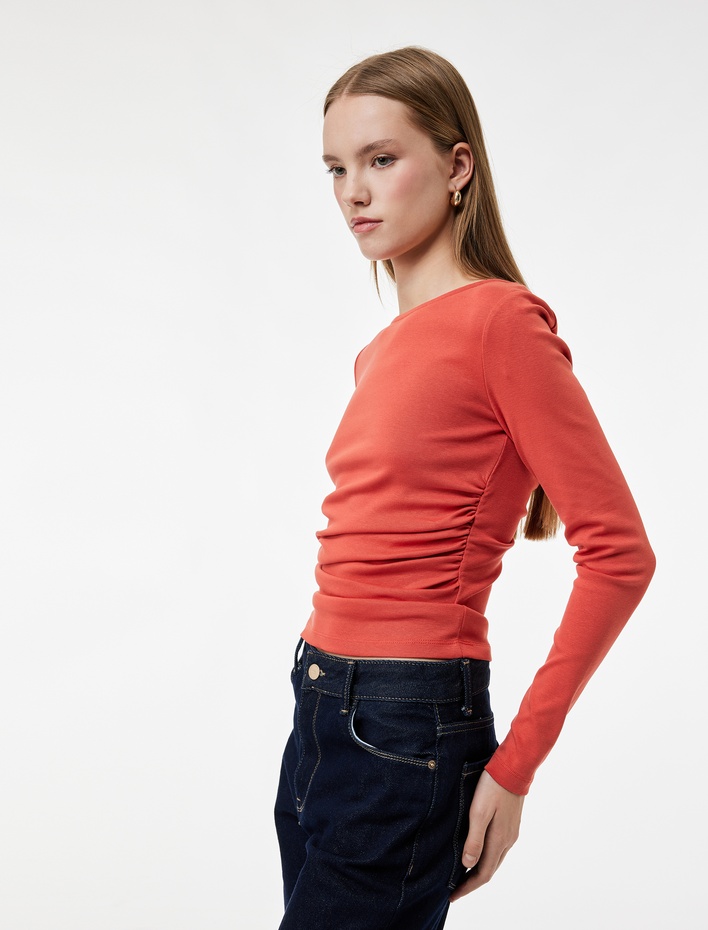  Pamuklu Slim Fit Kayık Yaka Drapeli Uzun Kollu Tişört