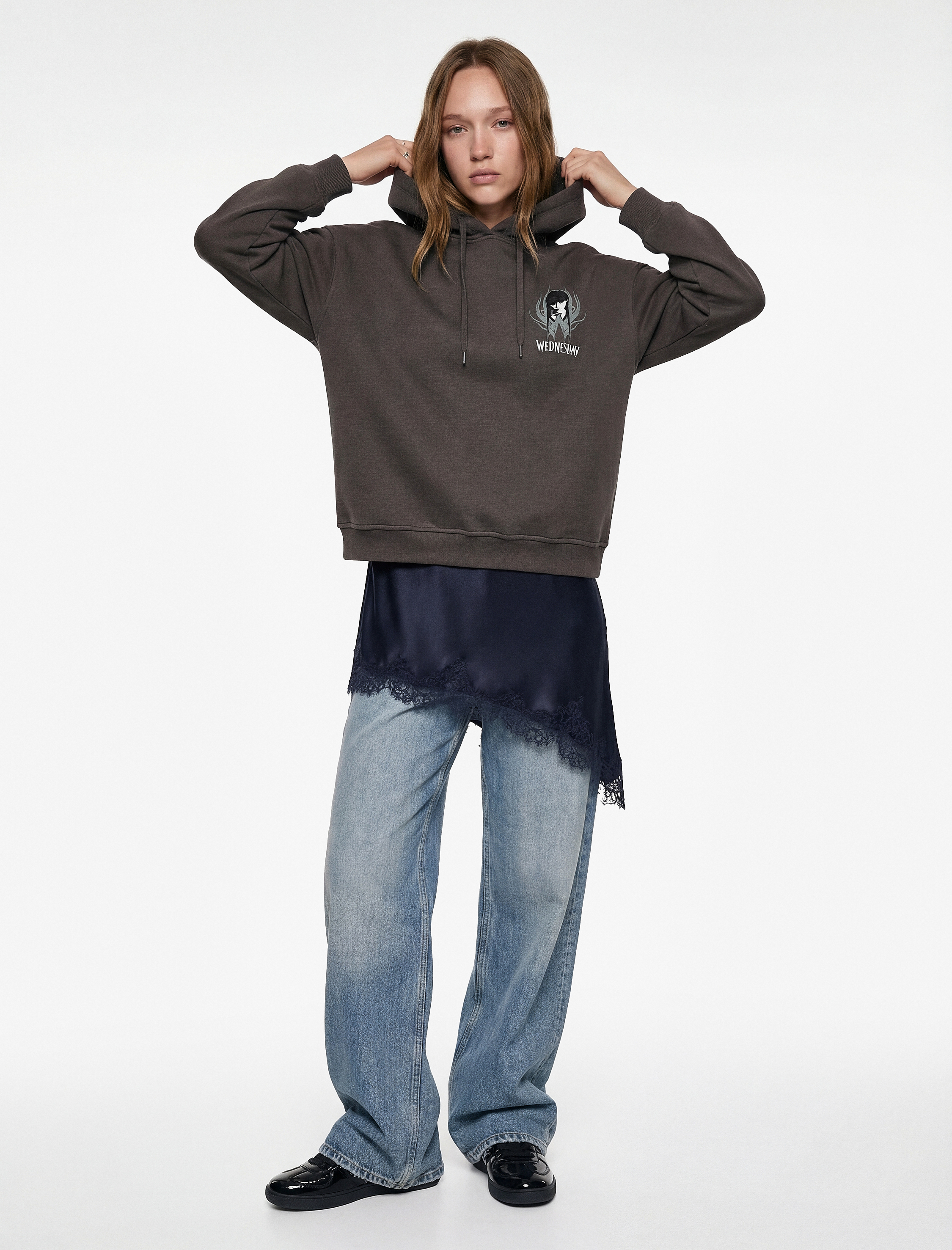   Şardonlu Wednesday Lisanslı Kapüşonlu Arkası Baskılı Oversize Sweatshirt