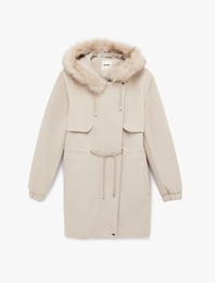 Uzun Kollu Cepli Bağlama Detaylı Suni Kürk Kapüşon Detaylı Kaşe Kaban