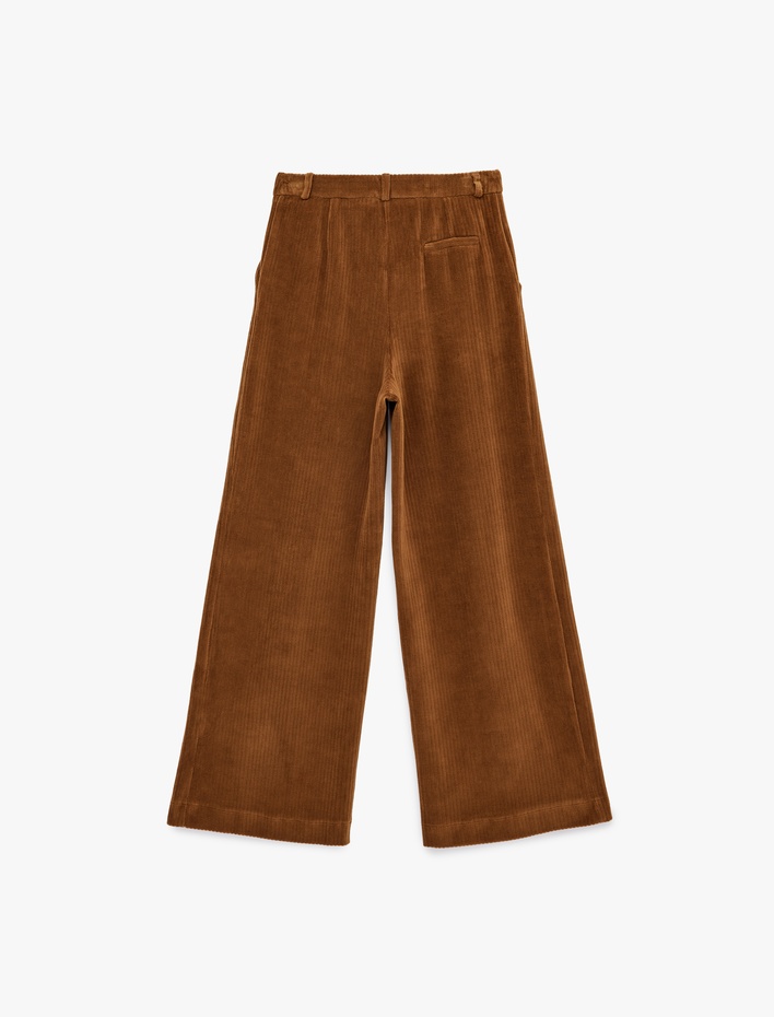  Koton X Sibil Çetinkaya - Cepli Pile Detaylı Geniş Paça Kadife Pantolon