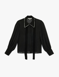 Uzun Kollu Boncuk Detaylı Fular Yaka Puantiye Desenli Şifon Gömlek