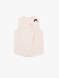 Asimetrik Yaka Metal Aksesuarlı Kolsuz Bluz