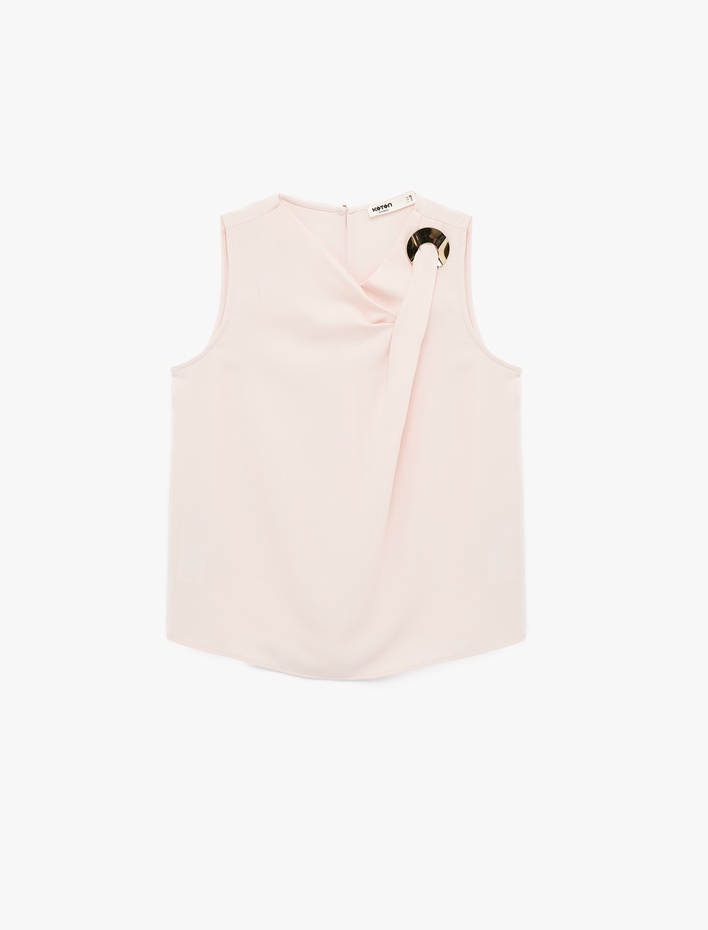  Asimetrik Yaka Metal Aksesuarlı Kolsuz Bluz