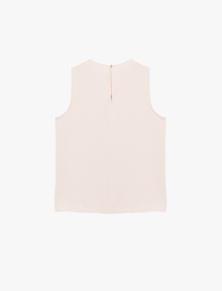  Asimetrik Yaka Metal Aksesuarlı Kolsuz Bluz