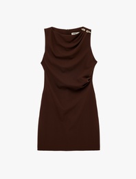 Aksesuar Detaylı Kolsuz Drapeli Yuvarlak Yaka Mini Elbise