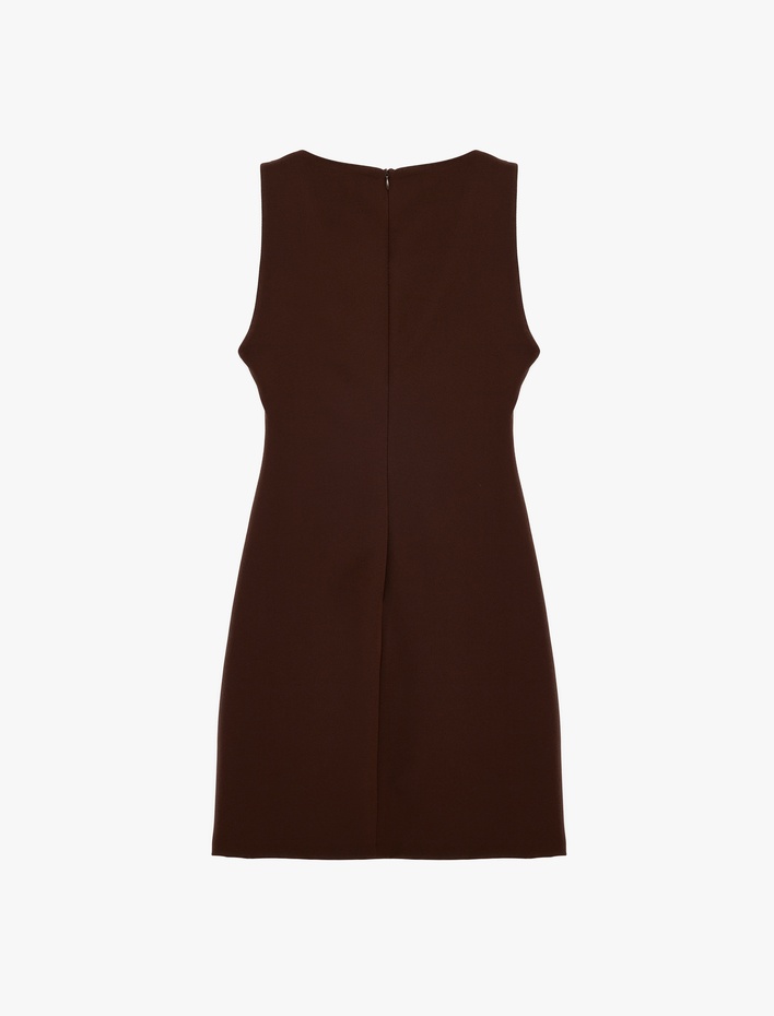  Aksesuar Detaylı Kolsuz Drapeli Yuvarlak Yaka Mini Elbise