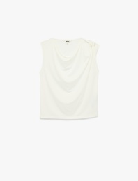 Krep Kumaş Aksesuar Detaylı Kolsuz Degaje Yaka Bluz