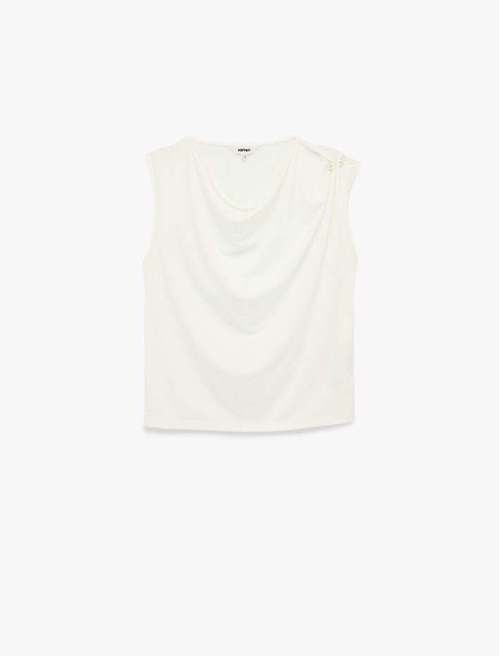  Krep Kumaş Aksesuar Detaylı Kolsuz Degaje Yaka Bluz