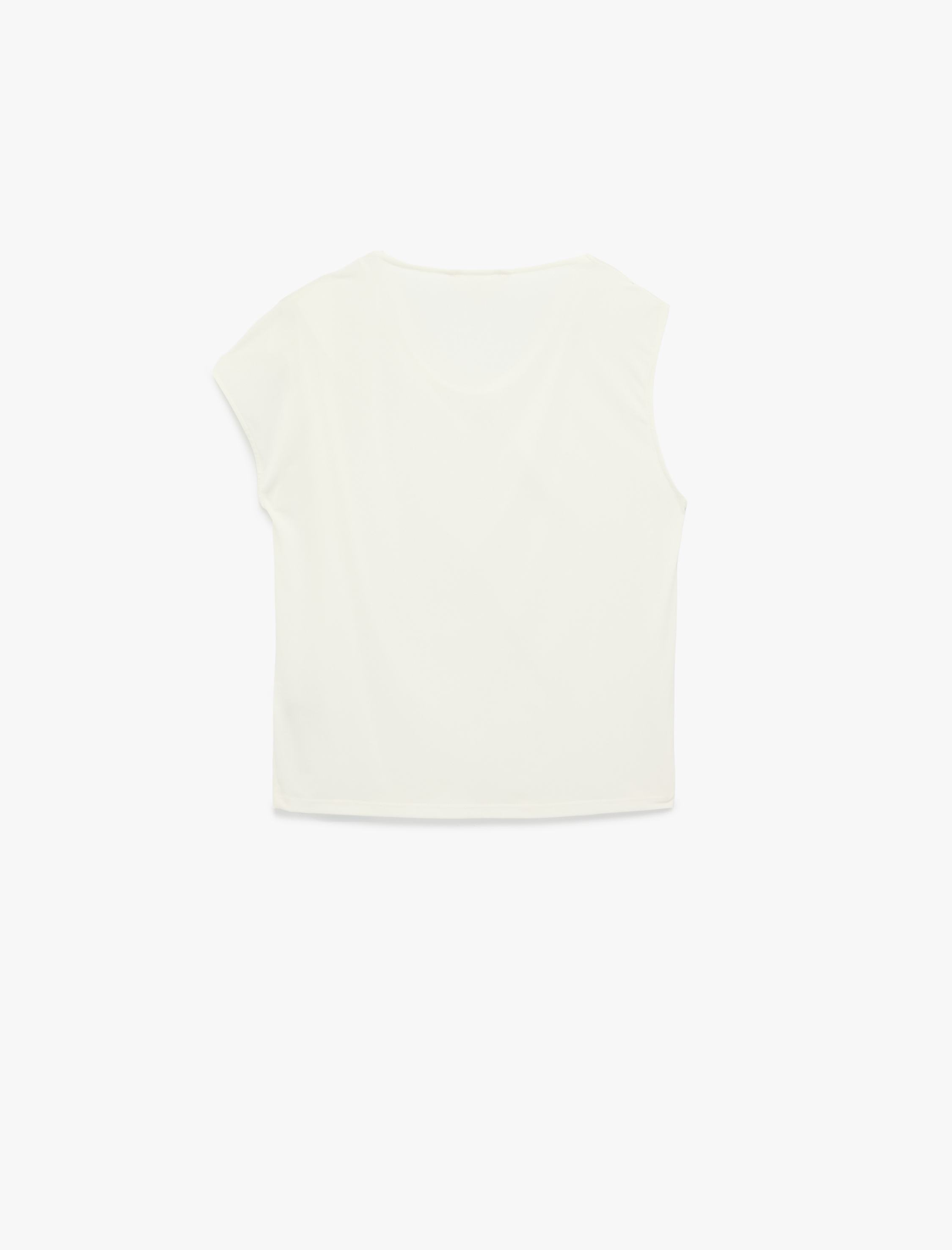   Krep Kumaş Aksesuar Detaylı Kolsuz Degaje Yaka Bluz