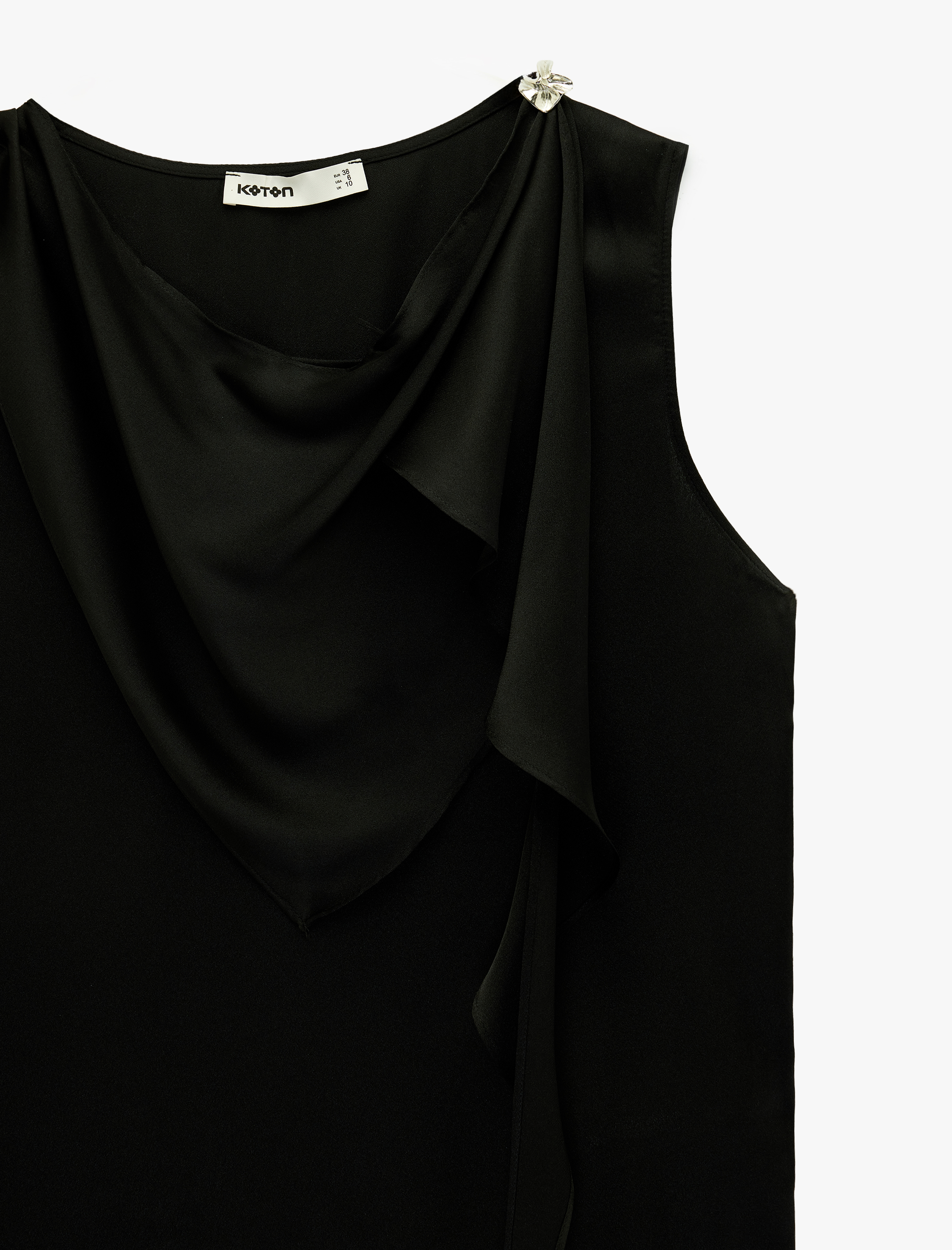   Aksesuar Detaylı Yuvarlak Şal Yaka Kolsuz Saten Bluz