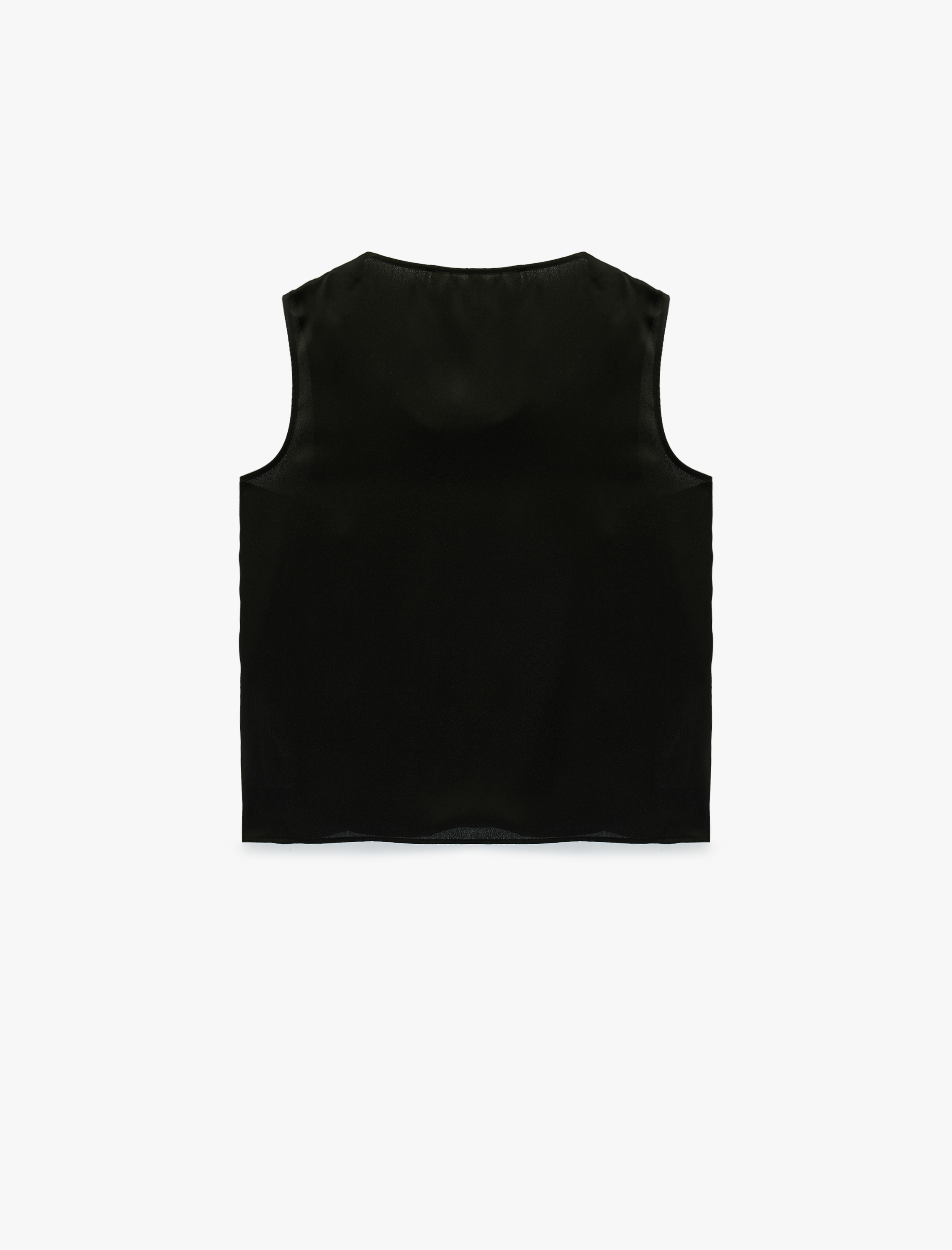   Aksesuar Detaylı Yuvarlak Şal Yaka Kolsuz Saten Bluz