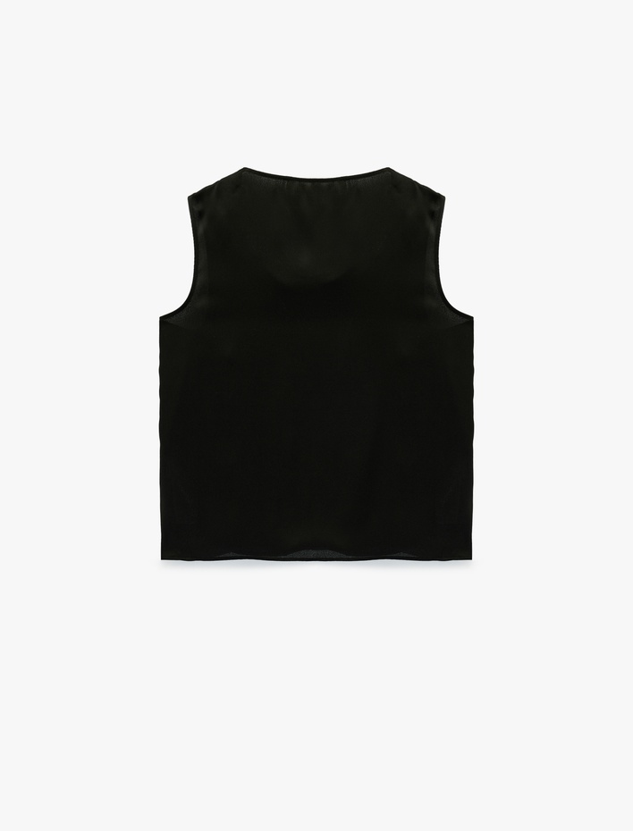  Aksesuar Detaylı Yuvarlak Şal Yaka Kolsuz Saten Bluz