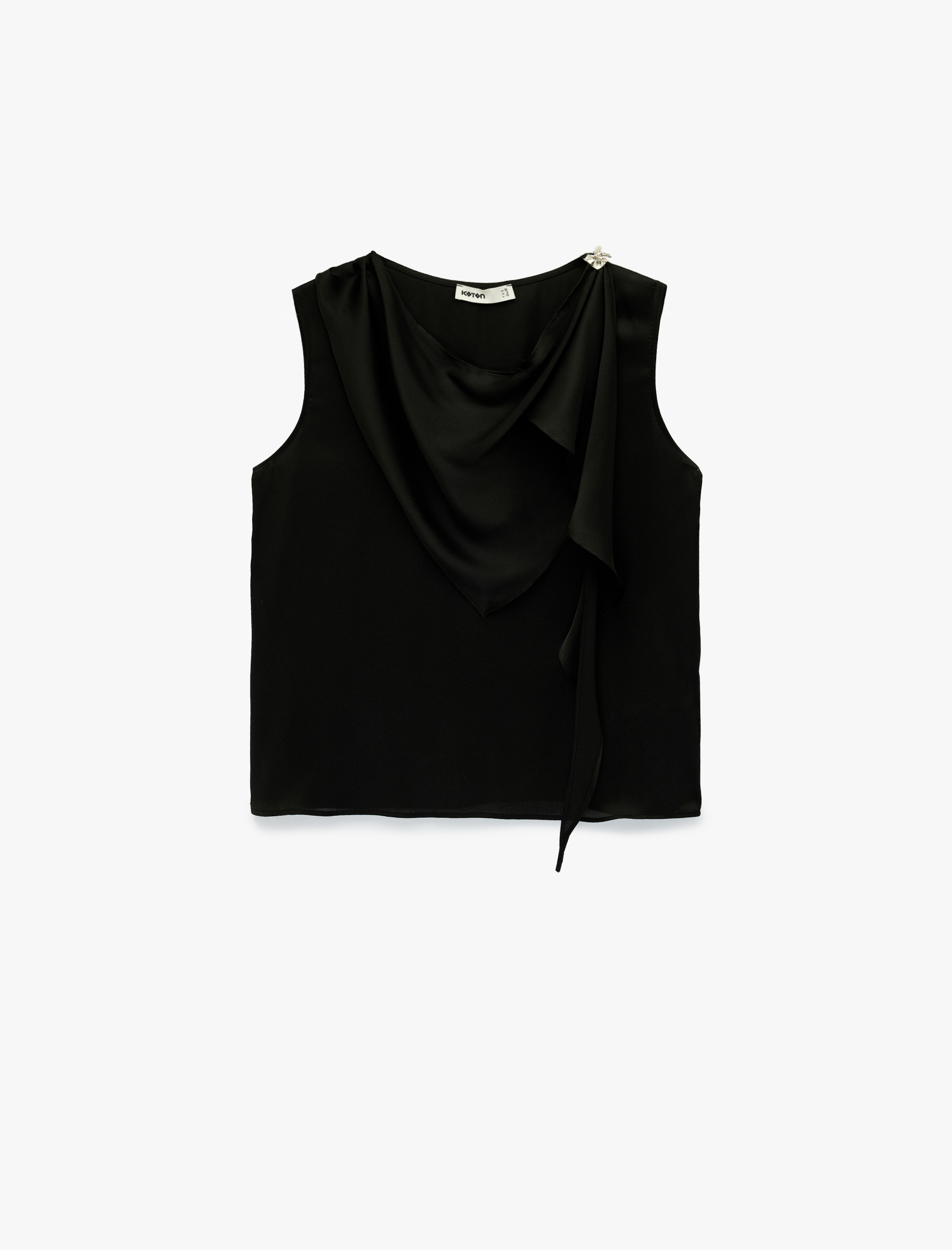   Aksesuar Detaylı Yuvarlak Şal Yaka Kolsuz Saten Bluz