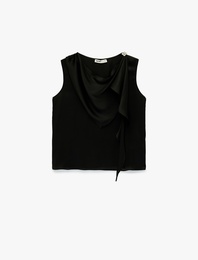 Aksesuar Detaylı Yuvarlak Şal Yaka Kolsuz Saten Bluz