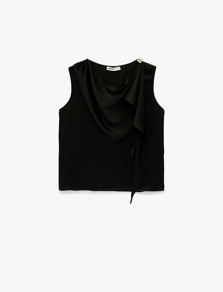  Aksesuar Detaylı Yuvarlak Şal Yaka Kolsuz Saten Bluz