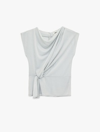 Dökümlü Yaka Kısa Kollu Düğüm Detaylı Parıltılı Simli Bluz