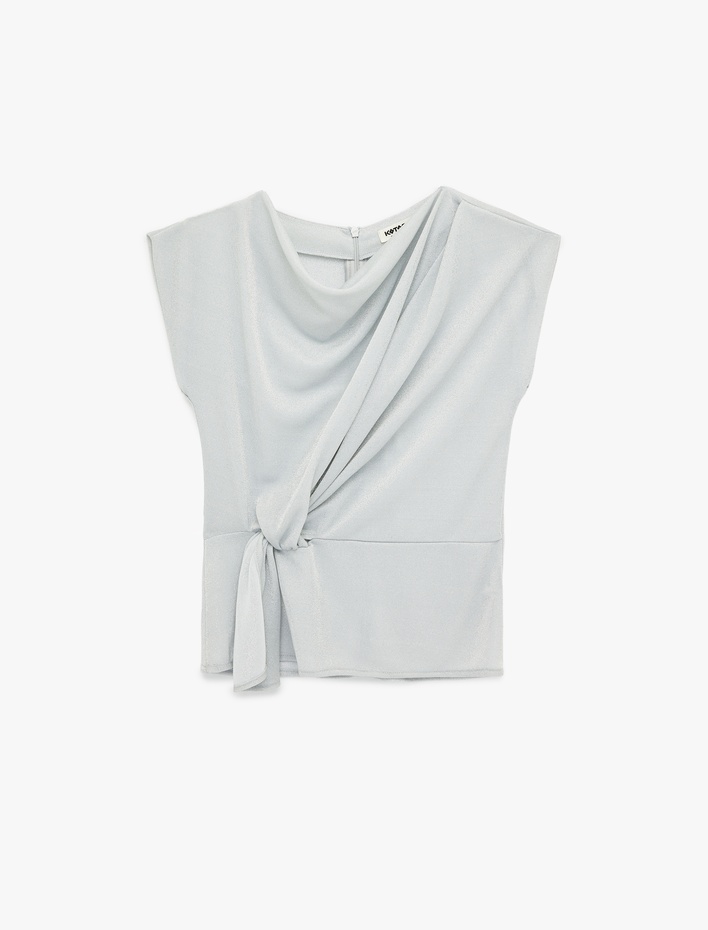  Dökümlü Yaka Kısa Kollu Düğüm Detaylı Parıltılı Simli Bluz