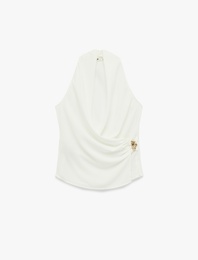 Krep Kumaş Aksesuarlı Derin Dökümlü Yaka Kruvaze Kolsuz Bluz