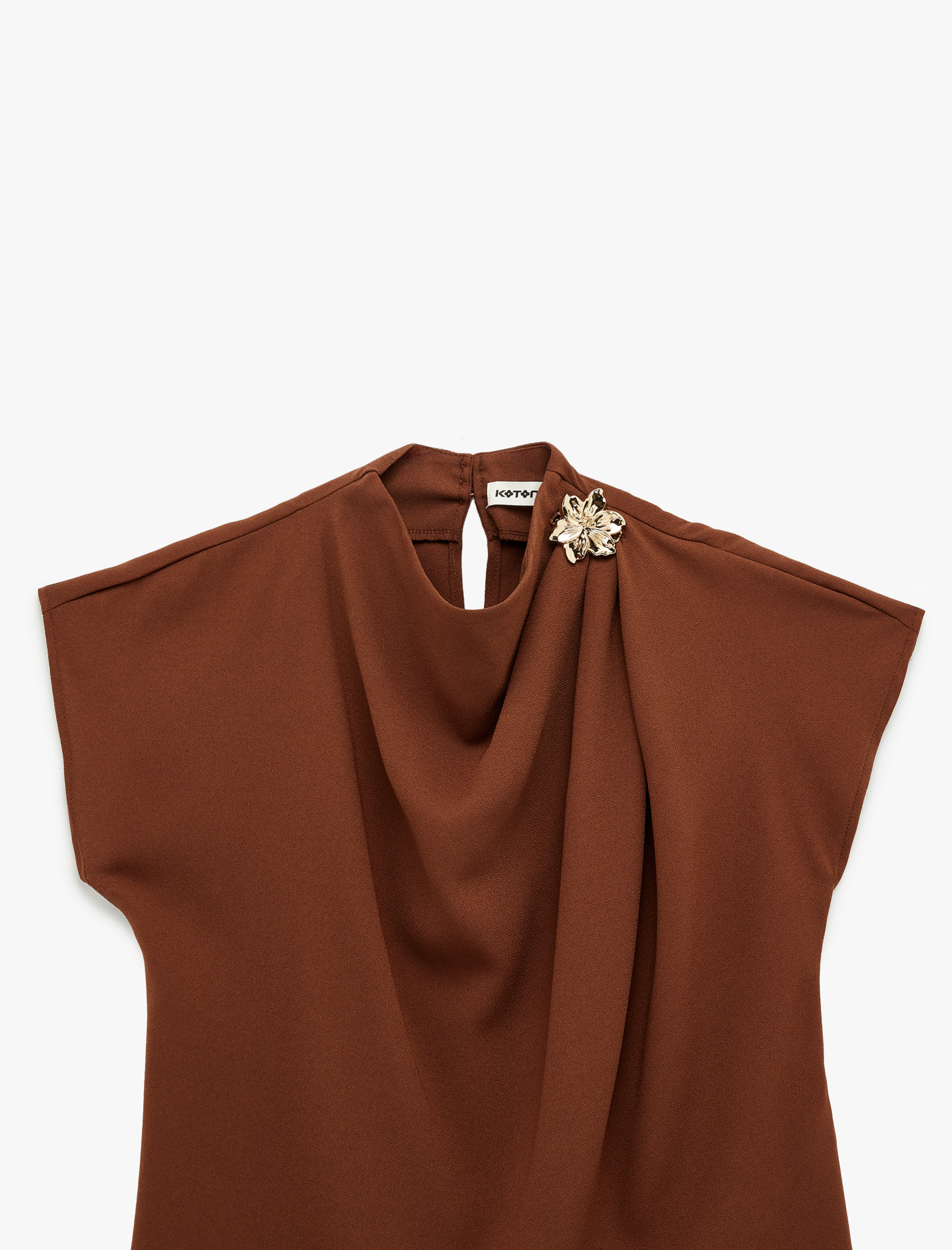   Yuvarlak Dökümlü Yaka Kolsuz Çiçek Aksesuarlı Bluz