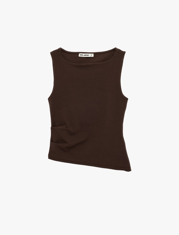  Slim Fit Asimetrik Kesim Kolsuz Kayık Yaka Bluz