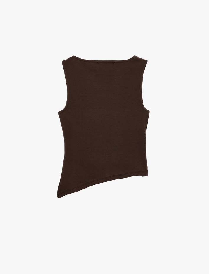  Slim Fit Asimetrik Kesim Kolsuz Kayık Yaka Bluz