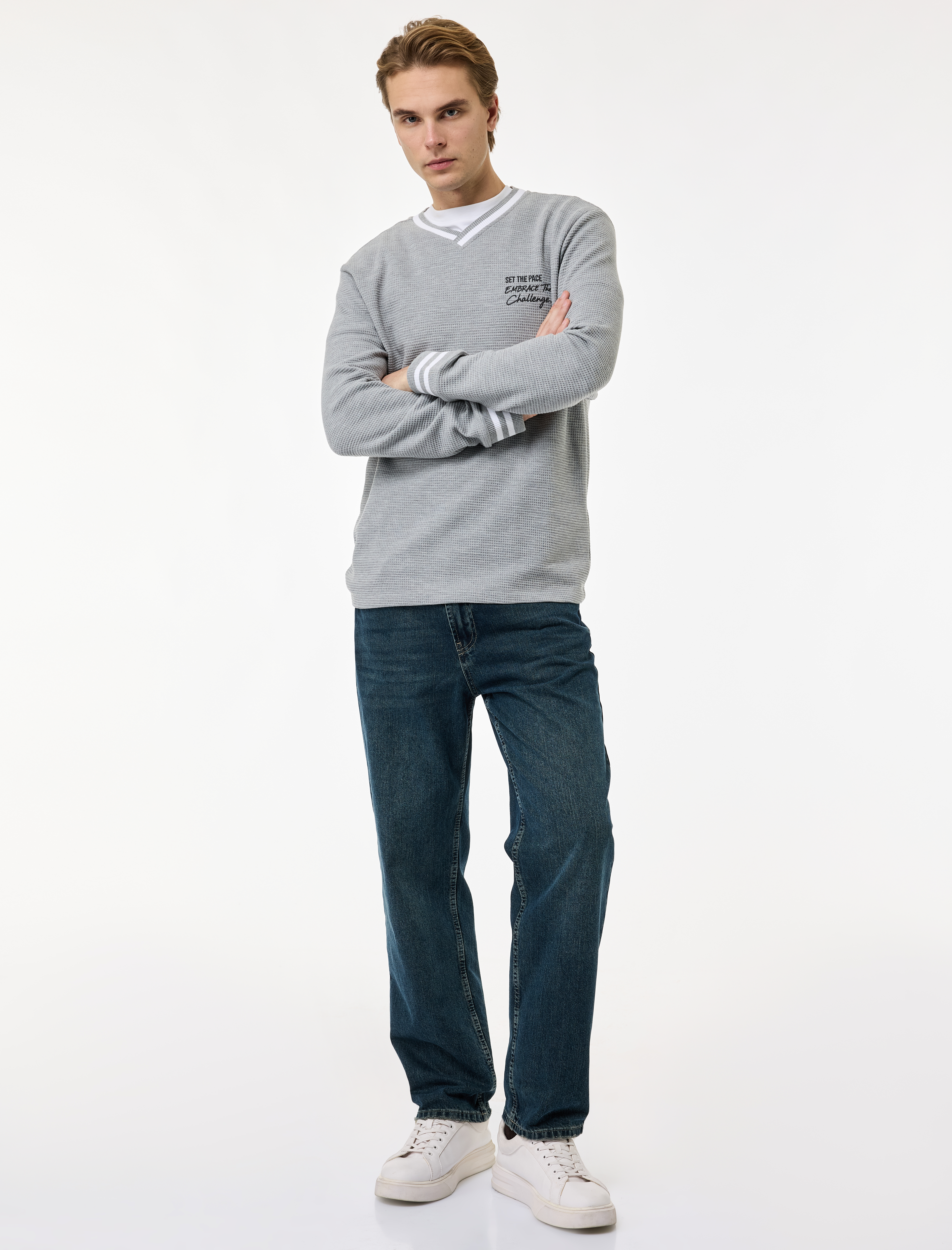   Regular Fit Çizgi Detaylı Nakışlı Dokulu V Yaka Sweatshirt