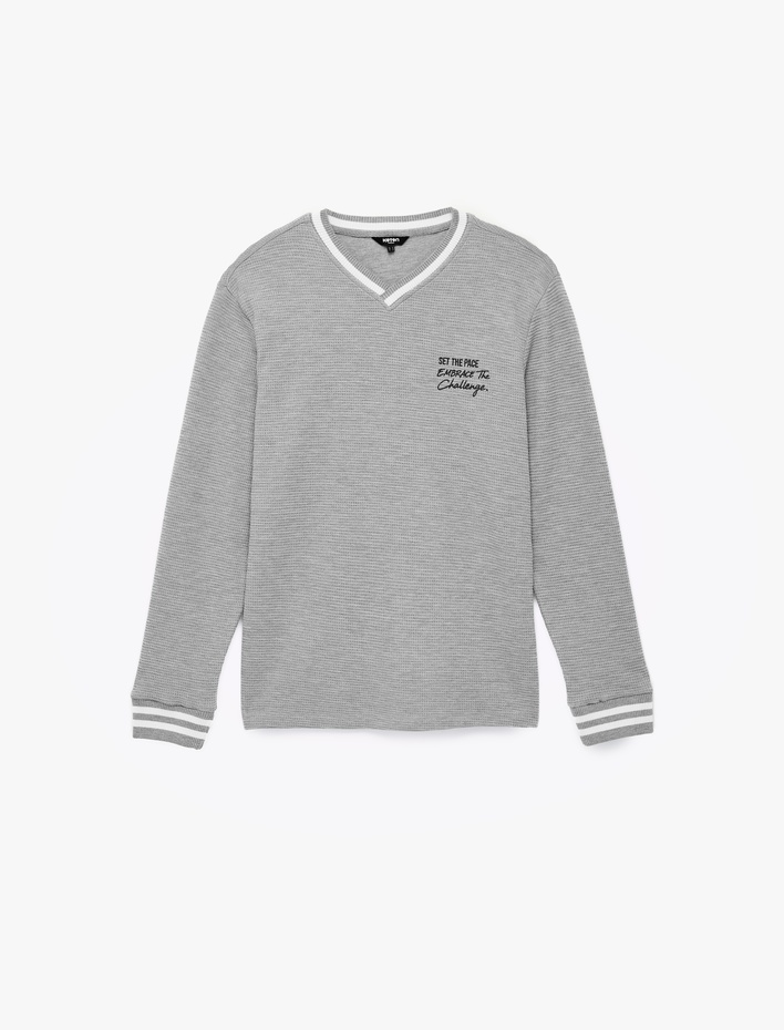  Regular Fit Çizgi Detaylı Nakışlı Dokulu V Yaka Sweatshirt