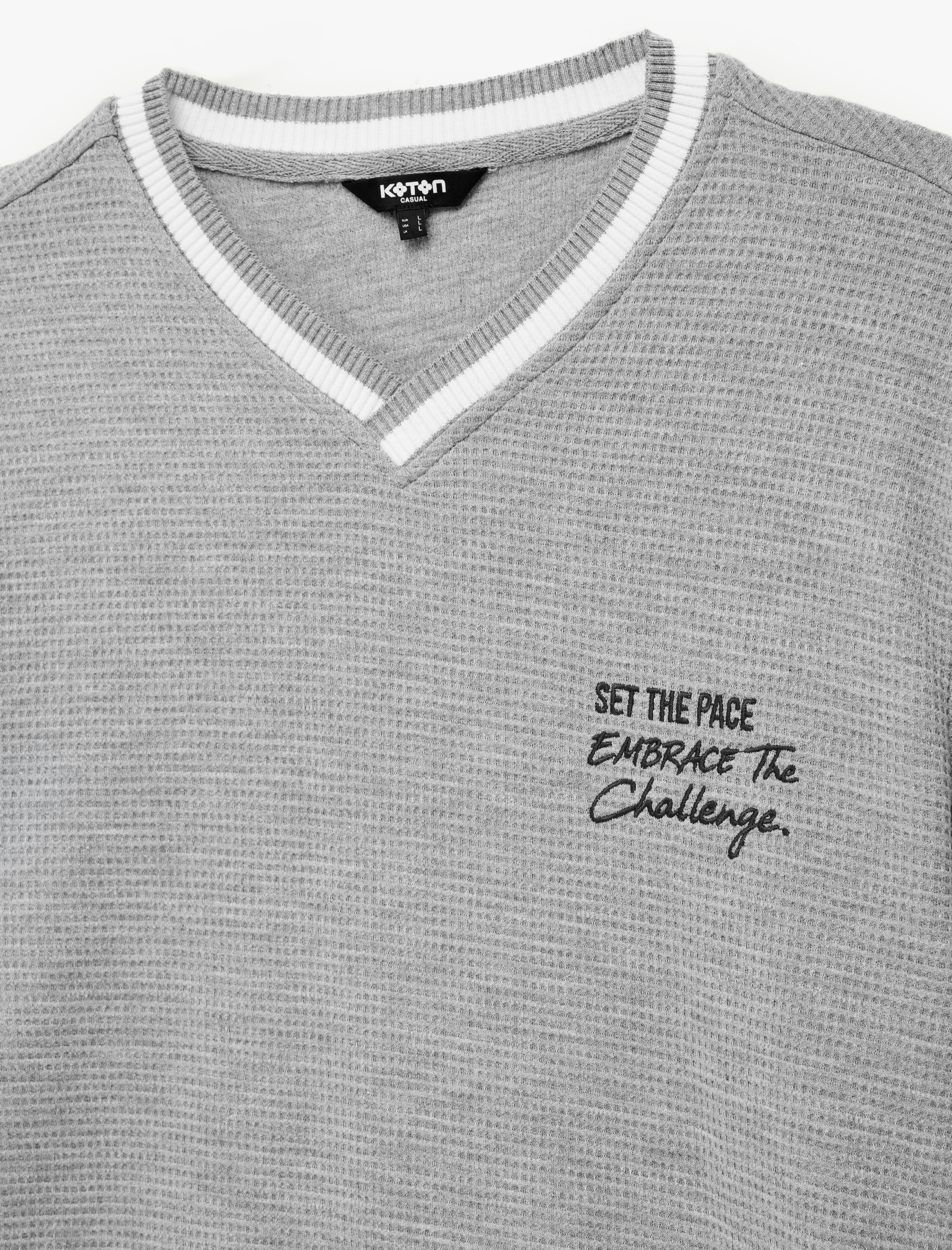   Regular Fit Çizgi Detaylı Nakışlı Dokulu V Yaka Sweatshirt