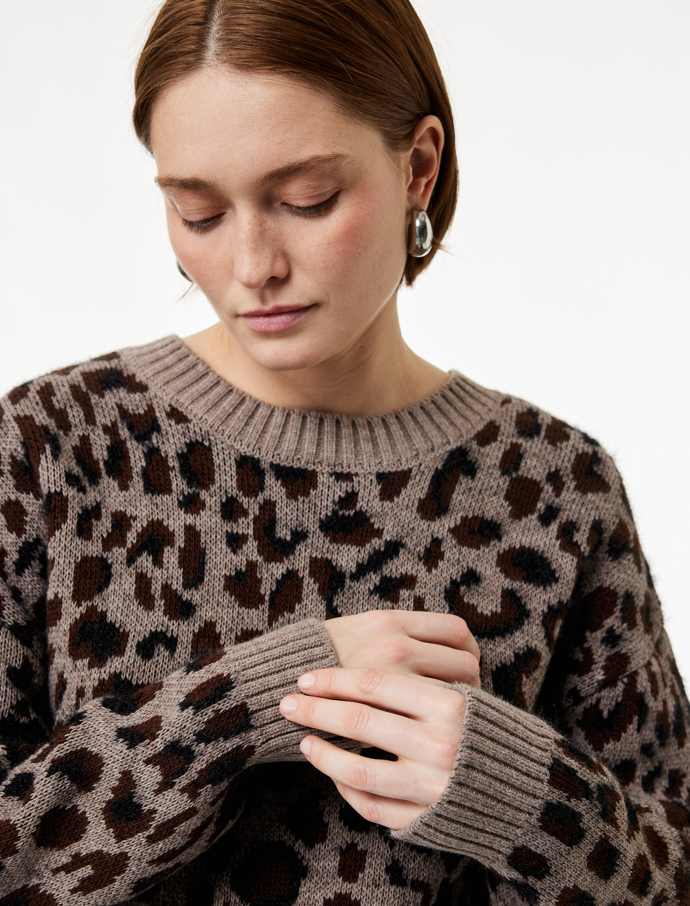   Uzun Kollu Geniş Yuvarlak Yaka Leopar Desenli Oversize Triko Kazak