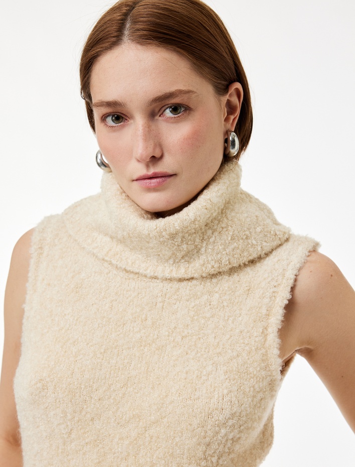  Koton X Sibil Çetinkaya - Balıkçı Yaka Kolsuz Peluş Süveter