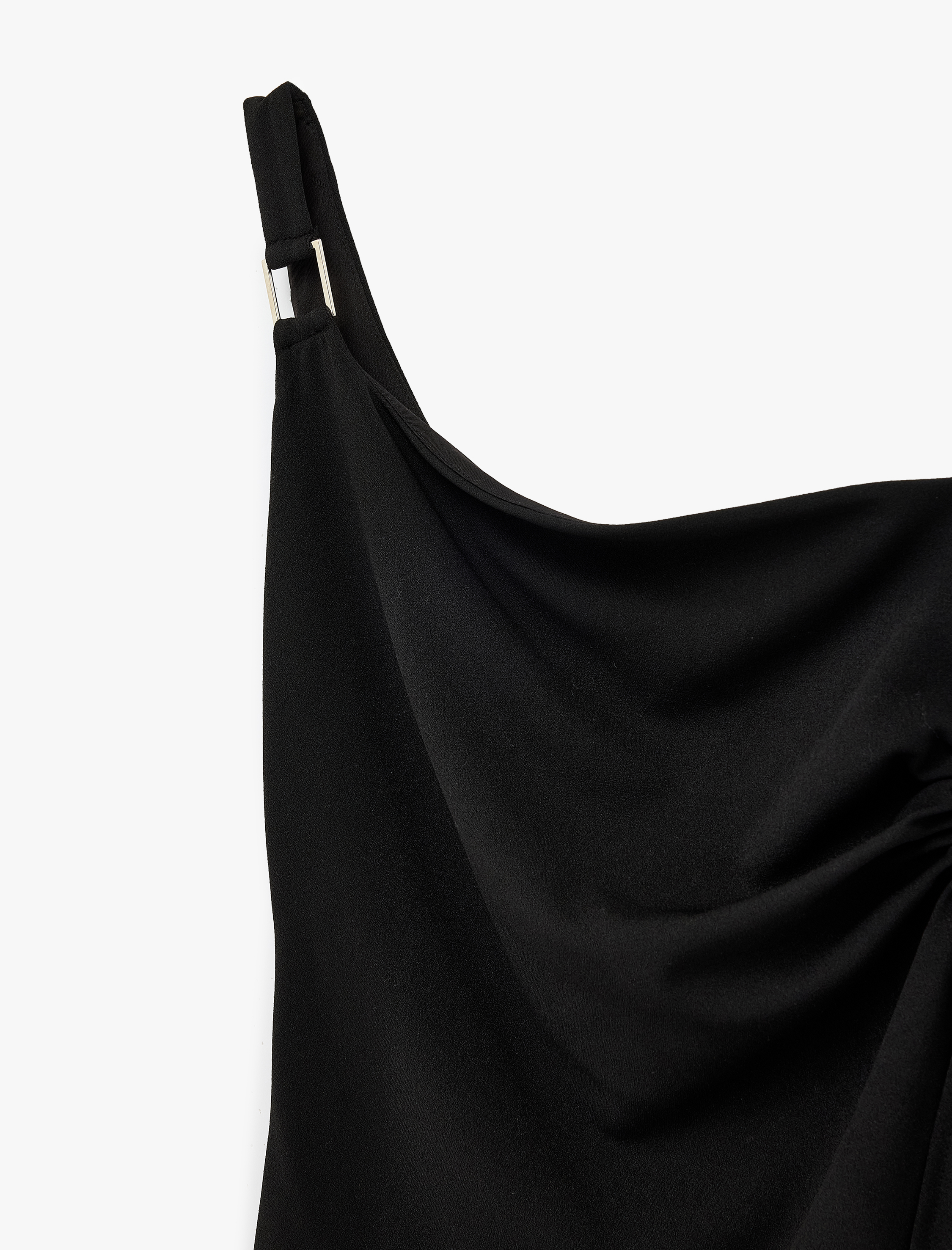   Asimetrik Tek Omuz Metal Aksesuarlı Kolsuz Bluz