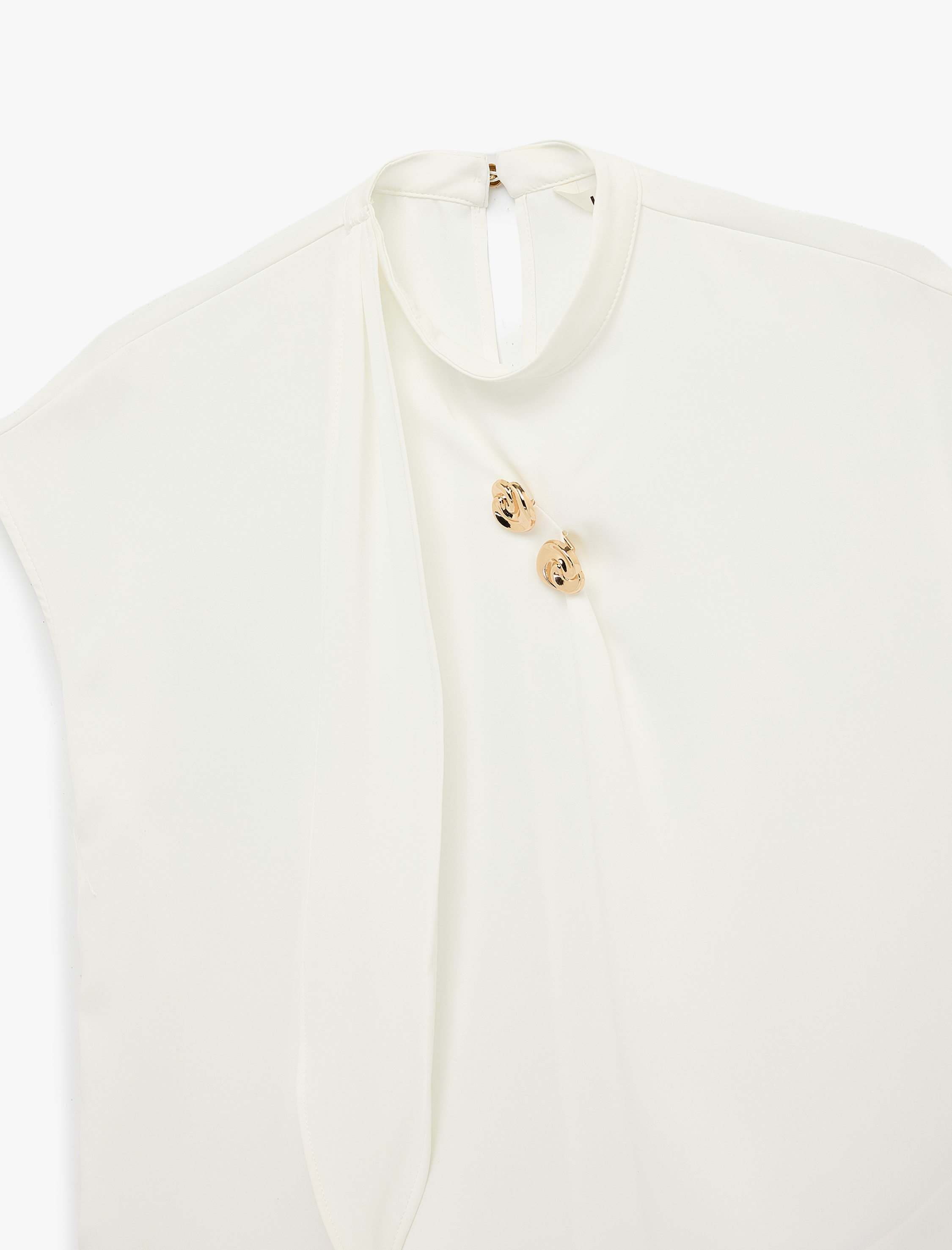   Metal Aksesuarlı Viskon Bol Kalıp Dik Yaka Kolsuz Bluz