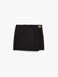 Kruvaze Metal Aksesuarlı Mini Şort Etek