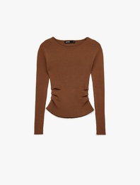 Uzun Kollu Drape Detaylı Yuvarlak Kayık Yaka Triko Kazak