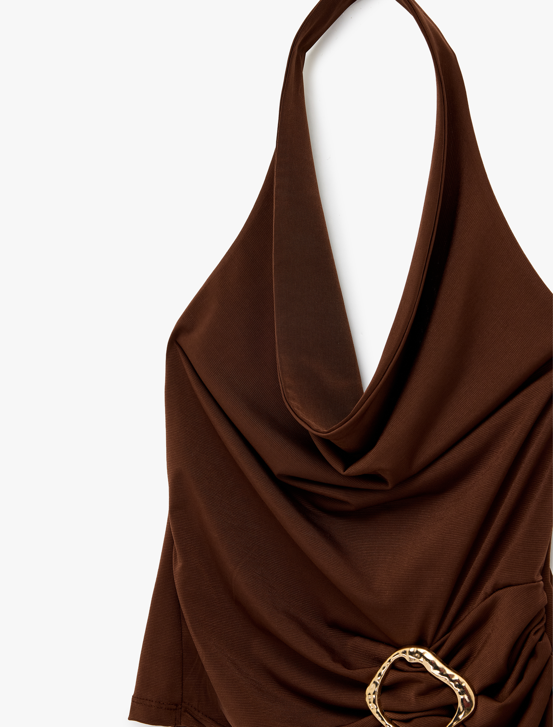   Metal Aksesuarlı Kolsuz Drapeli Degaje Yaka Bluz