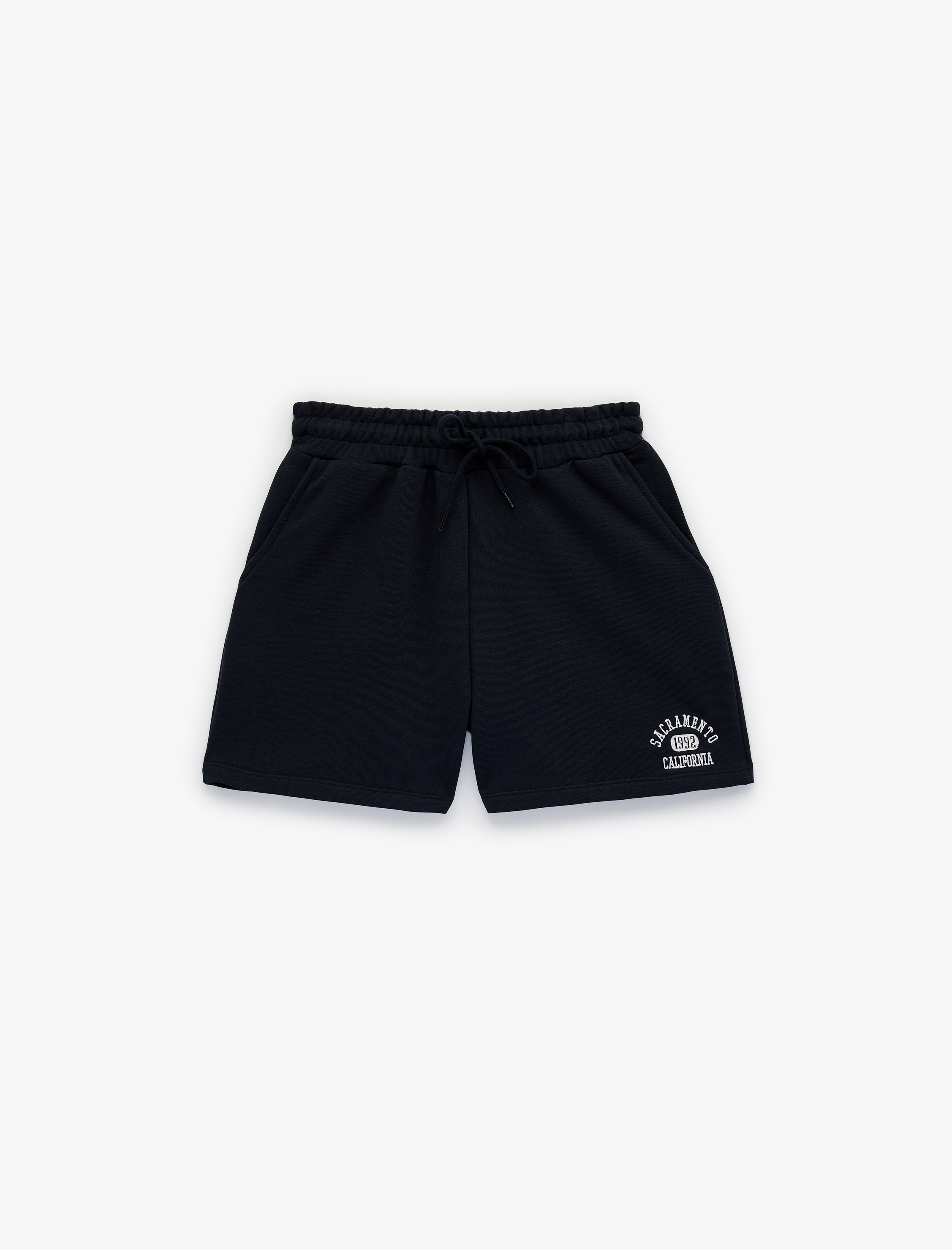   Rahat Kalıp Beli Bağcıklı Nakışlı Mini Şort