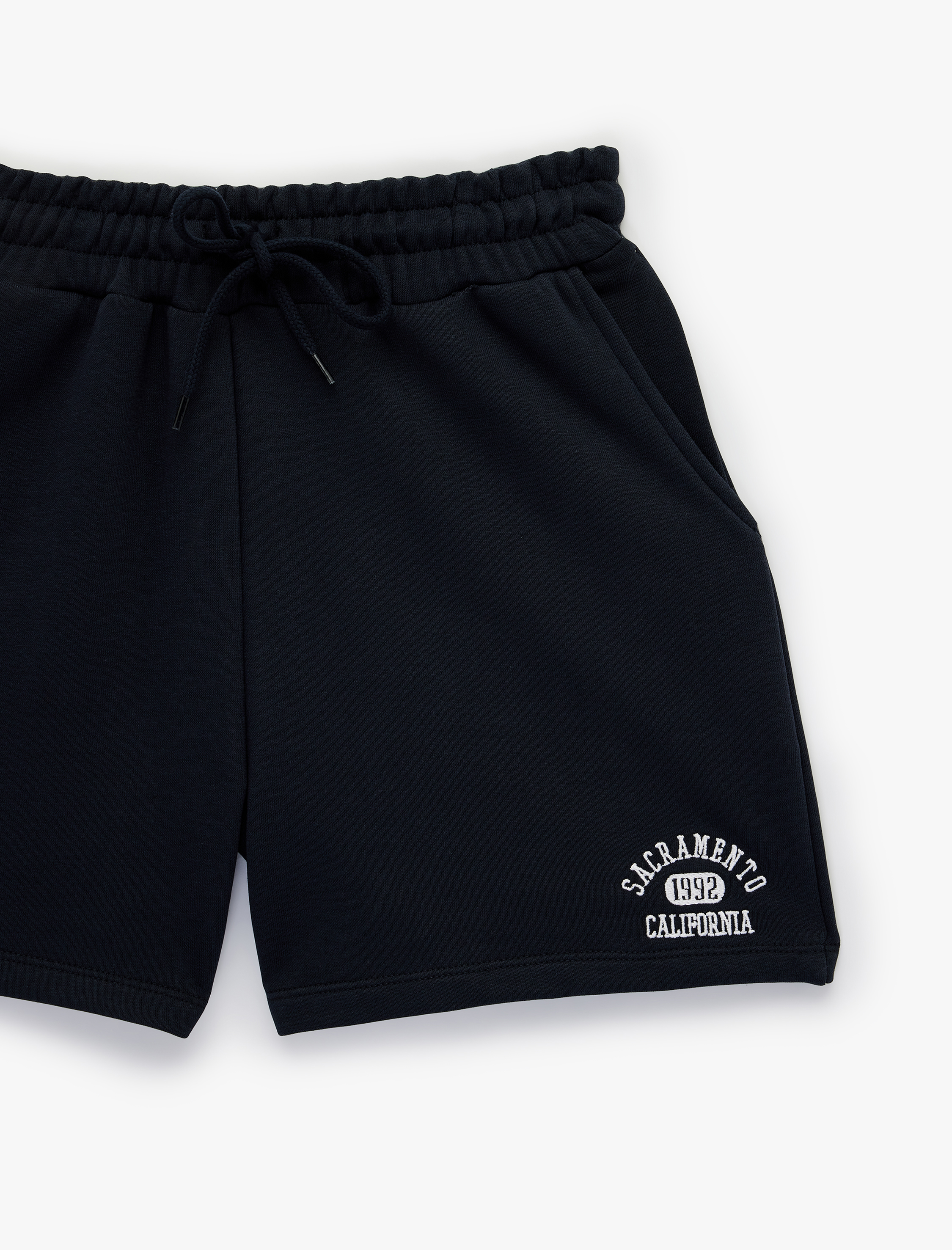   Rahat Kalıp Beli Bağcıklı Nakışlı Mini Şort