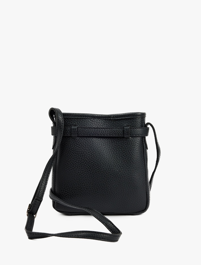 Kadın Metal Tokalı Askılı Deri Görünümlü Çapraz Çanta