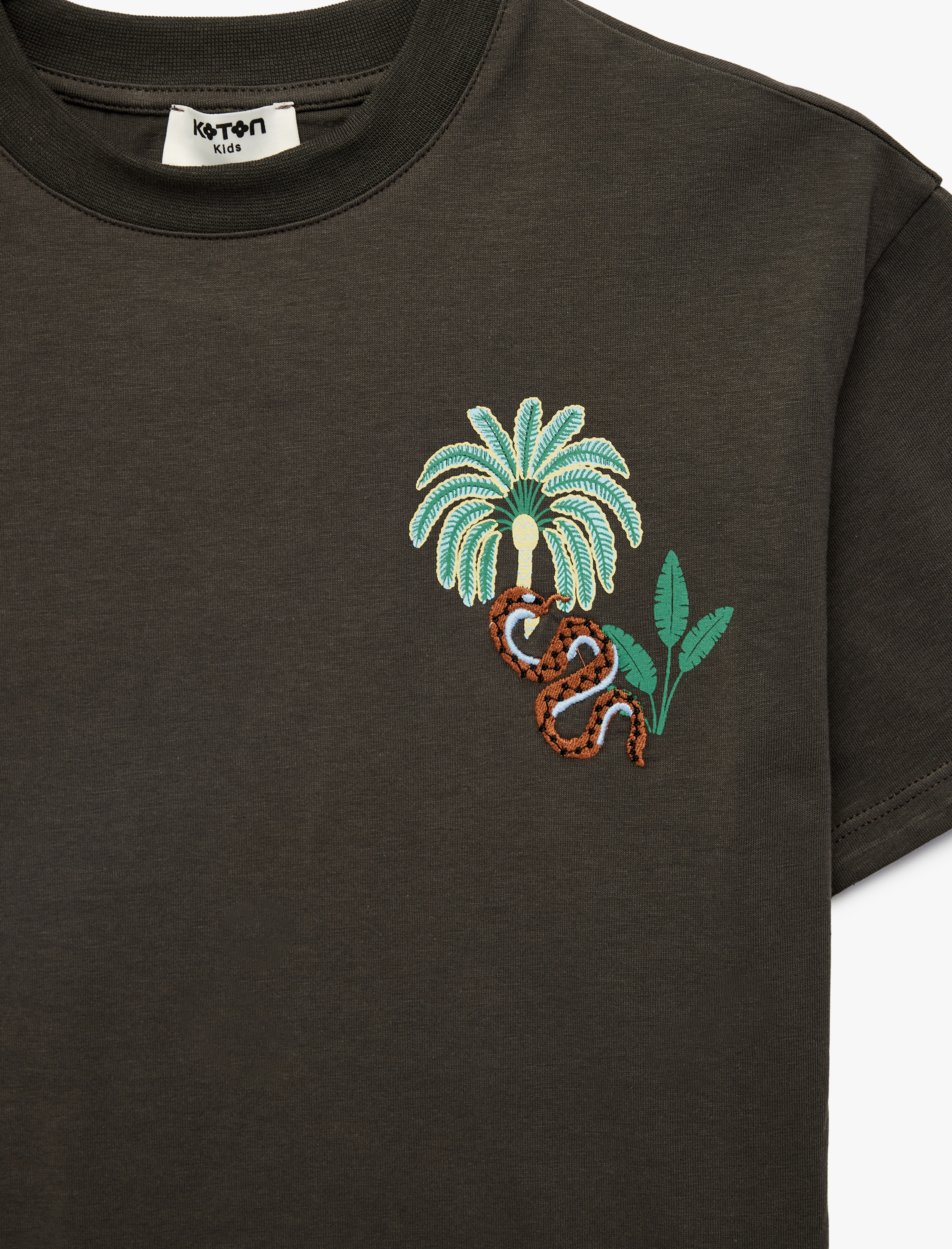  Erkek Çocuk Kısa Kollu Bisiklet Yaka Nakış Detaylı Pamuklu Tişört