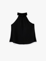 Çiçek Detaylı Kolsuz Halter Yaka Bluz