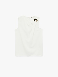 Asimetrik Yaka Metal Aksesuarlı Kolsuz Bluz