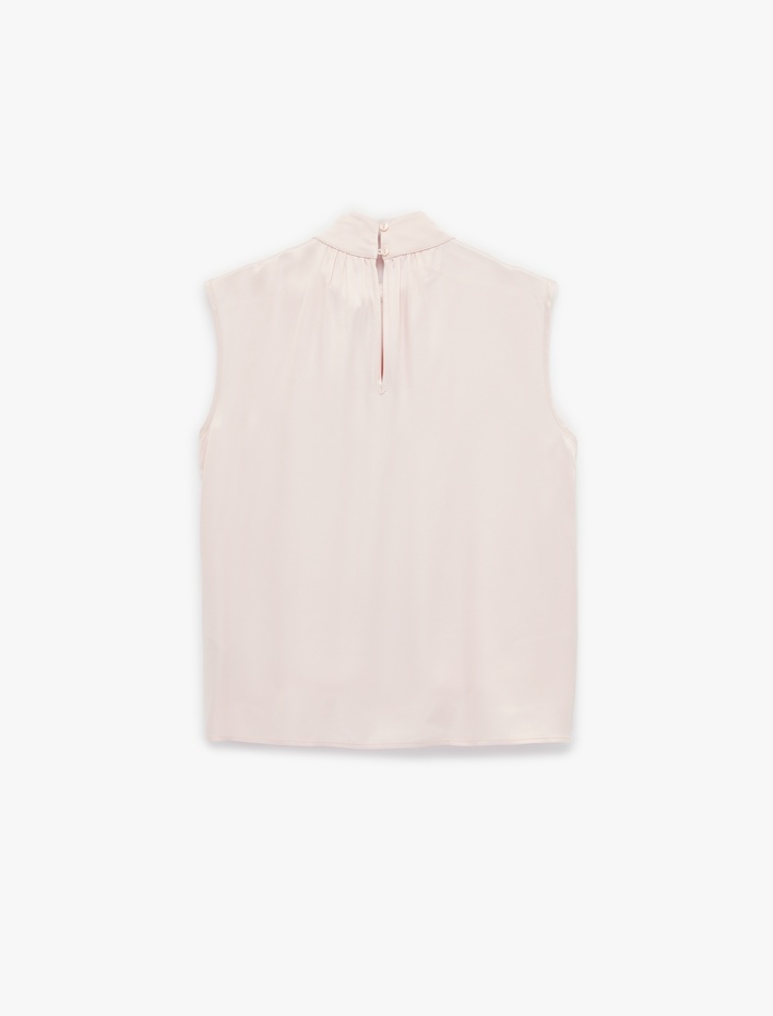  Kolsuz Dik Yaka Fiyonklu Bağlama Detaylı Viskon Bluz