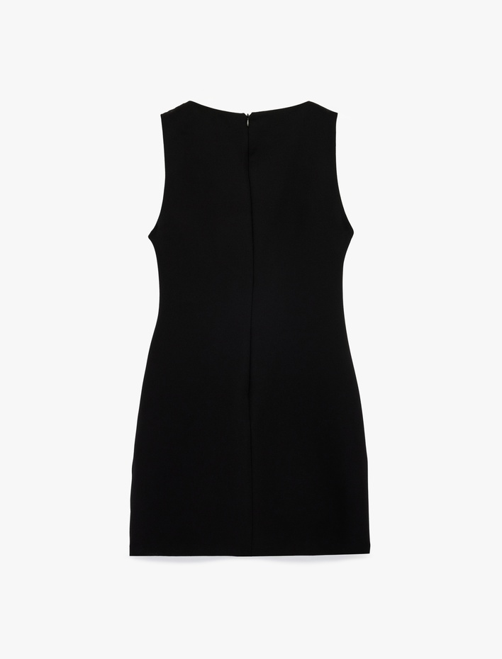  Aksesuar Detaylı Kolsuz Drapeli Yuvarlak Yaka Mini Elbise