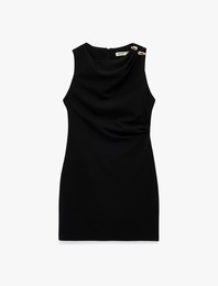 Aksesuar Detaylı Kolsuz Drapeli Yuvarlak Yaka Mini Elbise