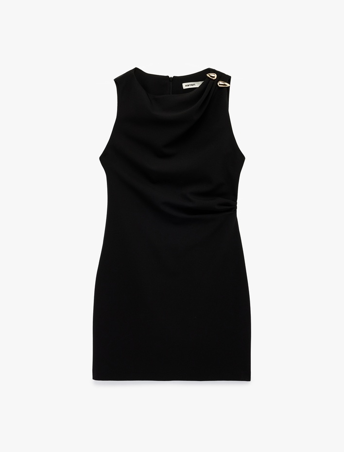  Aksesuar Detaylı Kolsuz Drapeli Yuvarlak Yaka Mini Elbise