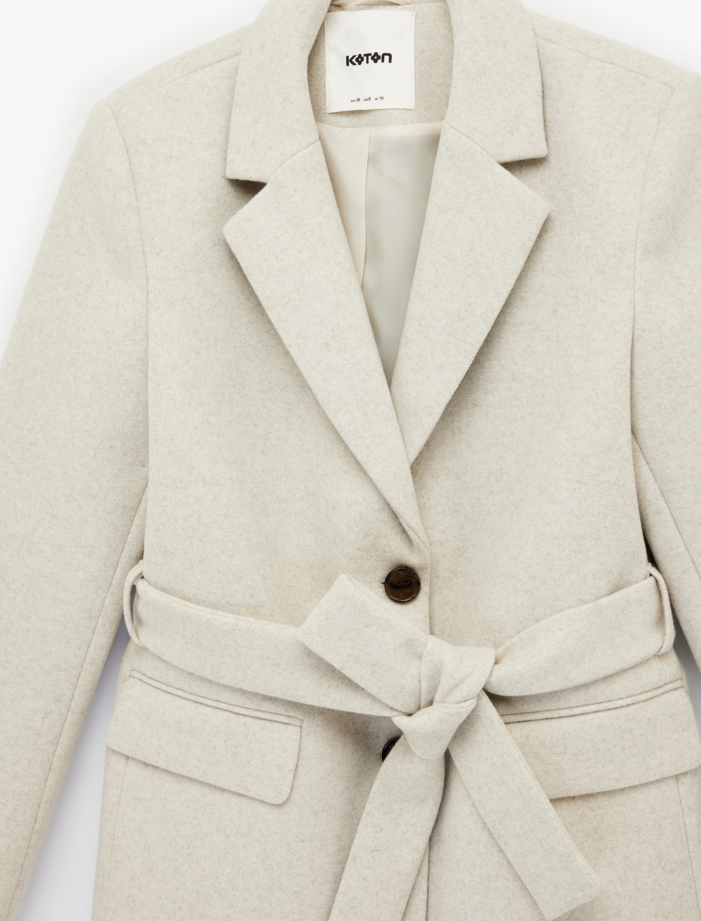   Uzun Kollu Cepli Kemer Detaylı Kruvaze Düğmeli Kısa Kaşe Mont