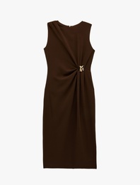 Krep Kumaş Slim Fit Aksesuarlı Kolsuz Bisiklet Yaka Midi Boy Drapeli Elbise