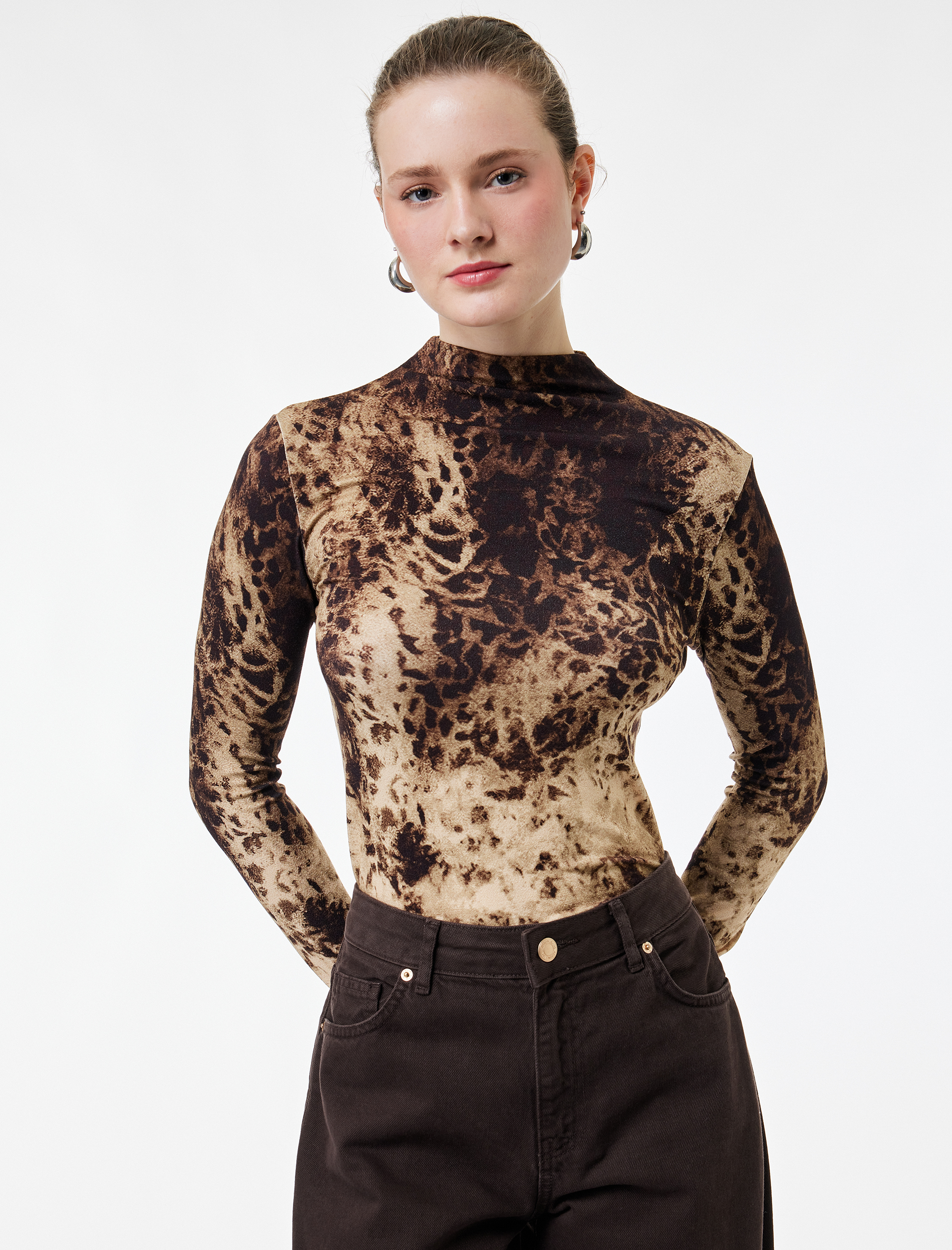   Koton X Şahika Ercümen - Slim Fit Uzun Kollu Dik Yaka Leopar Desenli Tişört